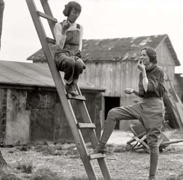 Dziewczyny pracujące w ogrodzie, 1918
