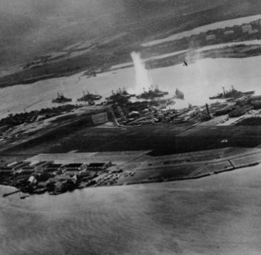 Widok z powietrza podczas ataku na Pearl Harbor, 7 grudnia 1941 r. 