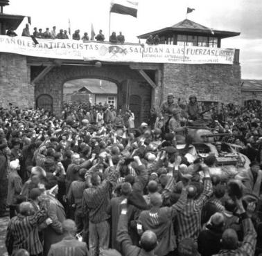 Amerykanie wyzwalają niemiecki obóz koncentracyjny Mauthausen, Austria, 1945