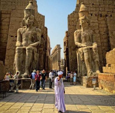 Posągi Ramzesa II w świątyni Amona w Luksorze i Karnaku