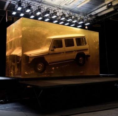 Mercedes-Benz zatopił w 1979 roku model G w największej na świecie instalacji żywicy syntetycznej, która wyglądała jak bursztyn