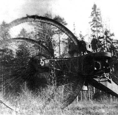 Car tank (ros. Царь-танк, "Czołg-car") lub Car wśród czołgów, zwany też Nietoperz (Нетопырь), 1914