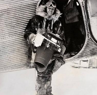 Fotoreporter Kapitan Ashley C. McKinley (National Geographic) ze swoim aparatem, Antarktyka, 1932