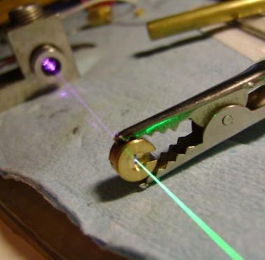Granat syntetyczny przekształca wiązkę lasera w podczerwieni w zieloną wiązkę laserową, podwajając częstotliwość fotonów