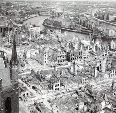 Widok na zniszczony Gdańsk w 1945 roku