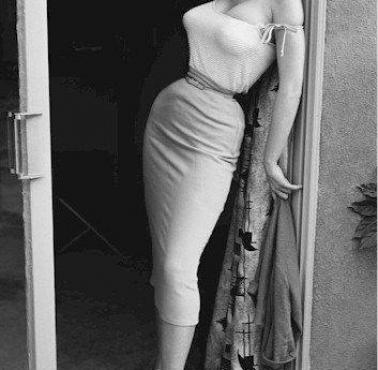Betty Brosmer, popularna modelka z lat 50-tych. Znana przede wszystkim z niesamowicie wąskiej talii