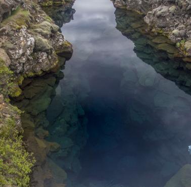 Miejsce, gdzie północnoamerykańska płyta tektoniczna spotyka się z europejską płytą tektoniczną, Pingvellir, Islandia