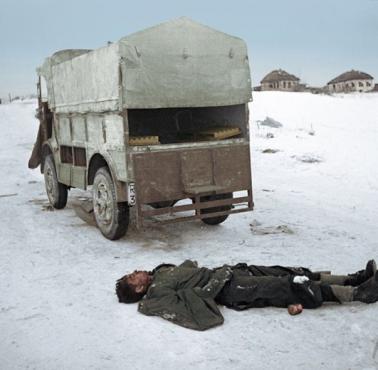Zabity włoski żołnierz przy ciężarówce FIAT, łuk Donu, grudzień 1942