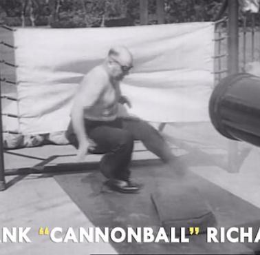 Frank "Cannonball" Richards wytrzymał uderzenie kulą armatnią w brzuch, lata 20-te