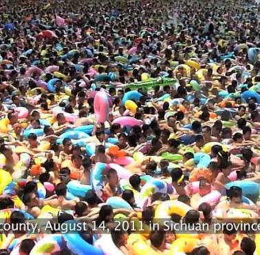 Amatorzy wodnych kąpieli w słonym basenie "China Dead Sea" w hrabstwie Daying w prowincji Sichuan, Chiny, 2011 (wideo HD)