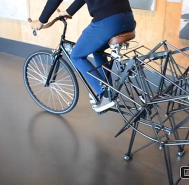Bardzo dziwny rower ... kroczący (wideo HD)