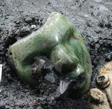 2000-letnia zielona kamienna maska znaleziona u podstawy Piramidy Słońca w Teotihuacan, Meksyk