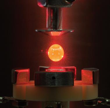 Lewitując elektrostatyczna kropla Ti-Zr-Ni (0,6 g) przy temperaturze 1150 Kelwinów (876.8500 ℃)