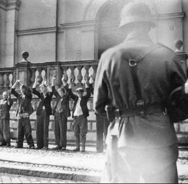 18 XI 1939 szef Einsatzgruppe IV SS-Obersturmbannführer Helmut Bischoff powiadomił nadburmistrza Wernera Kampe ...