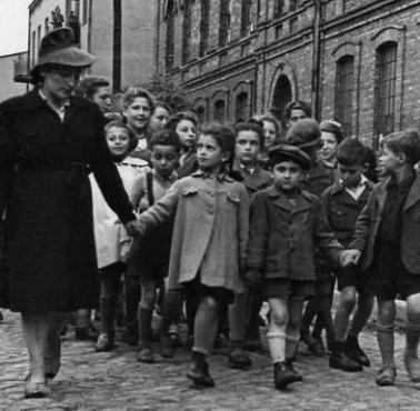 W 1942 Niemcy rozpoczęli deportację 40 000 Żydów z "Ghetto Tschenstochauna" na śmierć ...