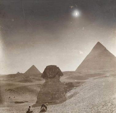 Widok na piramidy podczas zaćmienia Słońca, 30 sierpnia 1905 r. Fot: Gabriel Lekegian