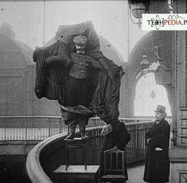 Franz Reichelt przygotowuje się do skoku z wieży Eiffla w 1912 roku. Wynalazca chciał w ten sposób sprawdzić w praktyce ....