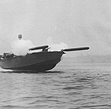 Lata 1941-45 - amerykański kuter podczas odpalania torpedy 