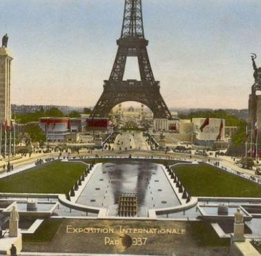 Wystawa Światowa w Paryżu, naprzeciwko siebie pawilony - niemiecki i sowiecki.