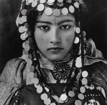 Piękna berberyjska dziewczyna w tradycyjnym stroju