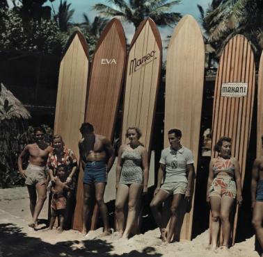Surferzy z swoimi potężnymi 45 kg deskami (Hawaje, USA).