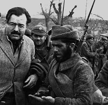 Komunista Ernest Hemingway z wizytą na froncie o raj robotniczo-chłopski (wojna domowa w Hiszpanii).