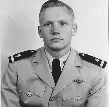 Przyszły zdobywca Księżyca pilot Neil Armstrong podczas wojny w Korei.