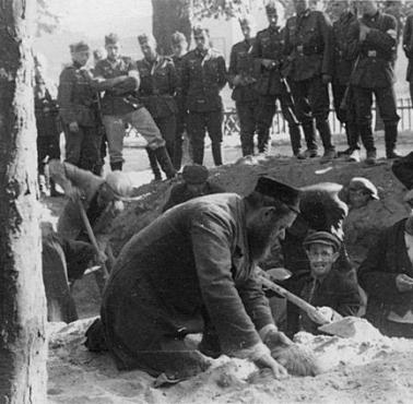 Na zdjęciu Żydzi kopią grób dla zamordowanych przez Niemców polskich żołnierzy i cywili (Szczucin, Polska).