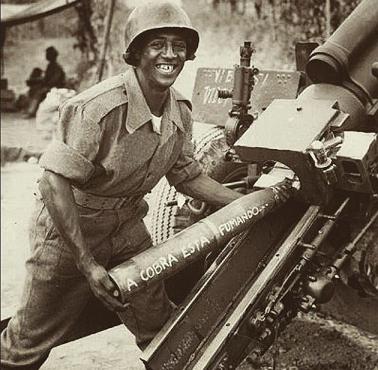 Żołnierz Brazylijskiego Korpusu Ekspedycyjnego podczas walk we Włoszech.