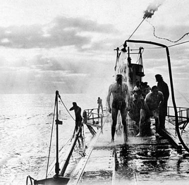 Niemieccy marynarze biorą kąpiel na pokładzie U-Boota.