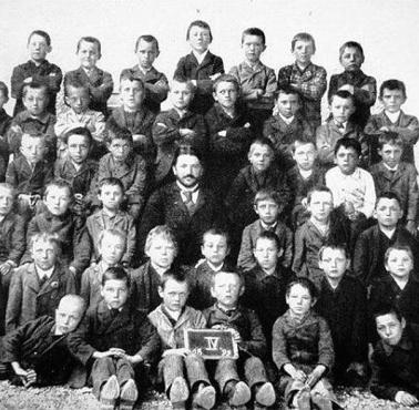 10-letni Adolf Hitler (pod krzyżykiem), zdjęcie klasowe w czwartej klasie
